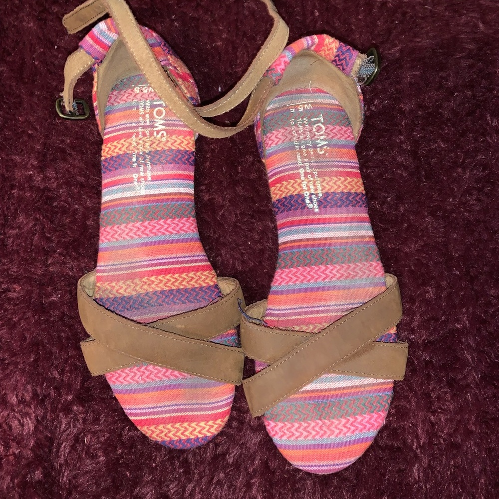 ☀️ TOMS Multi Colored Pattern Brown Sandal☀️